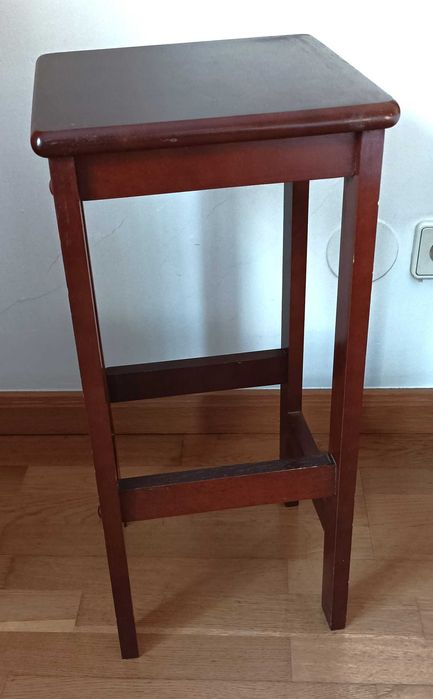 Banco alto em madeira maciça