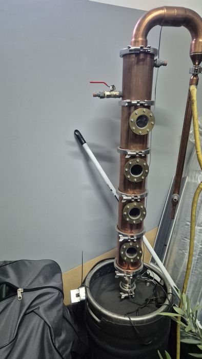 Destylator kolumna półkowa