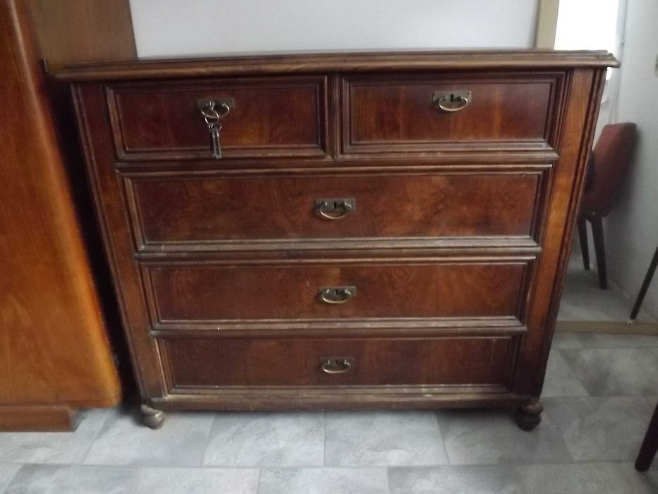 Stara zabytkowa drewniana komoda z szufladami