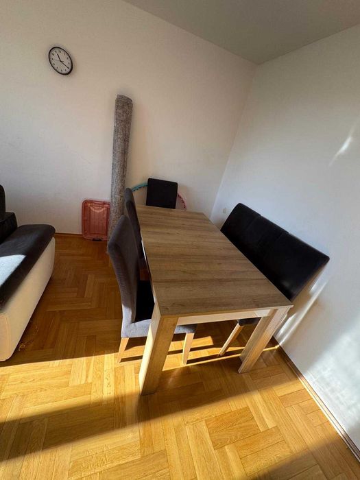 Krzesła, stół, komoda, szafka RTV, słupek z witrynką