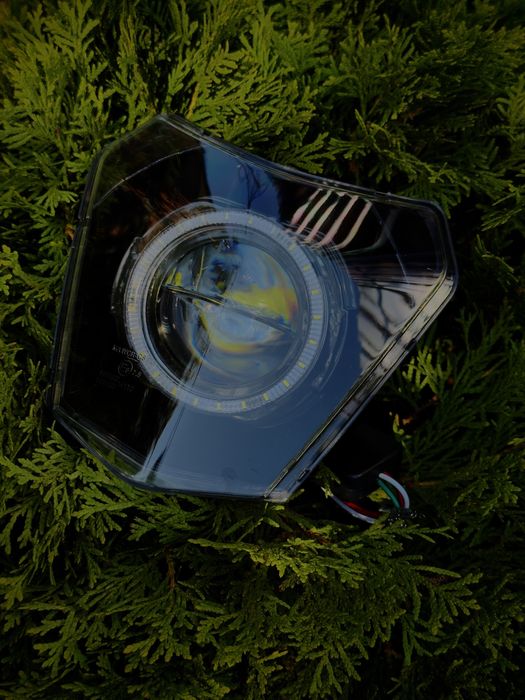 Фара на мотоцикл з лінзою