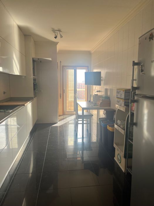 Para arrendar de quarto em rua Padre António Vieira, 111