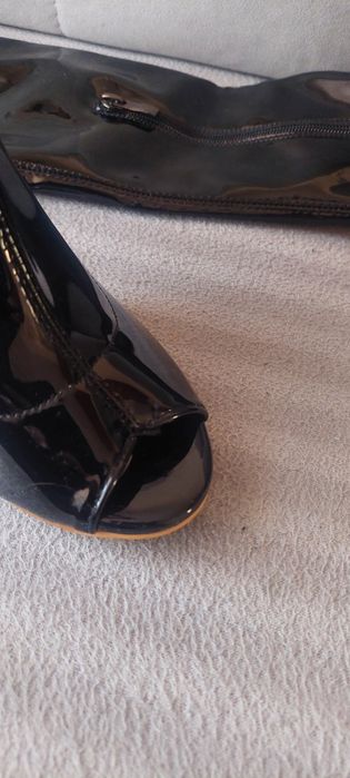 Lakierowane kozaki open toes