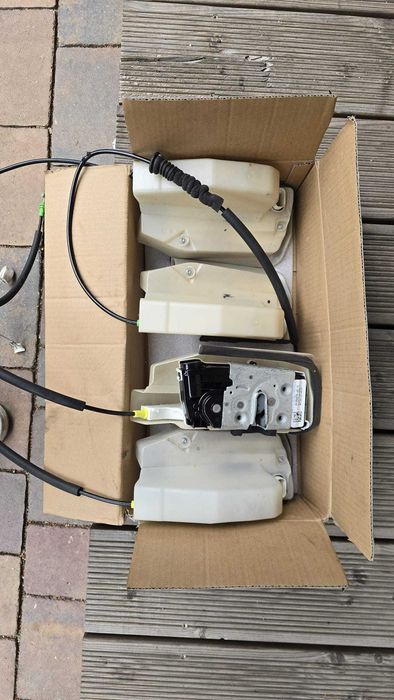 Tesla Model 3 komplet zamków drzwi mechanizm klamki 4 szt. OEM oryginał