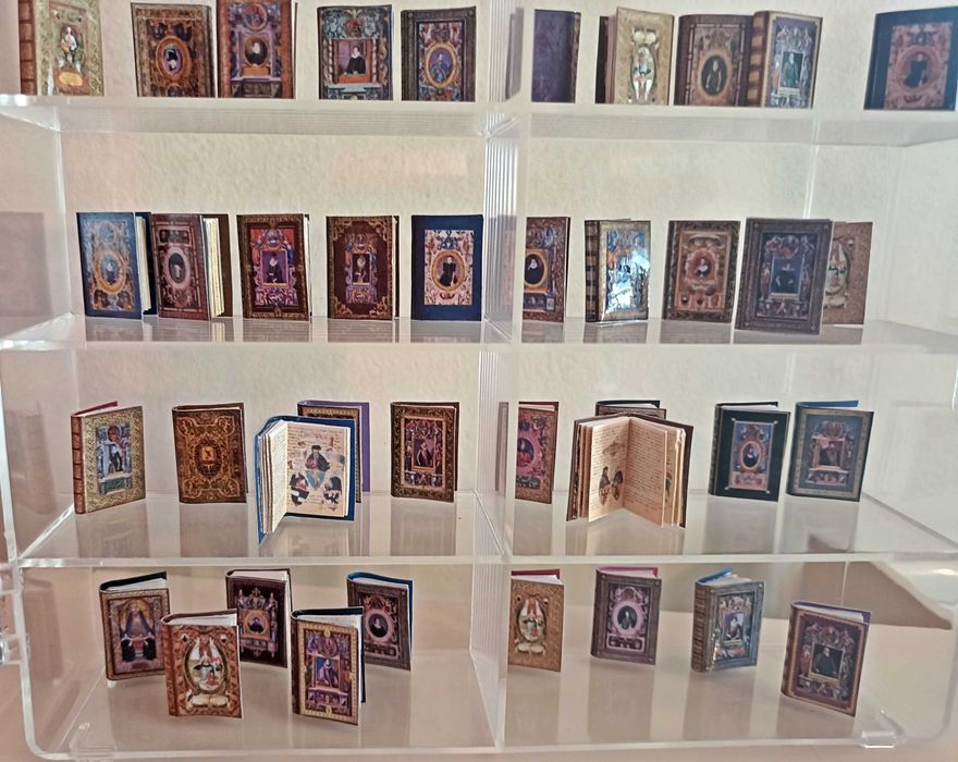 Livros miniatura casa de bonecas