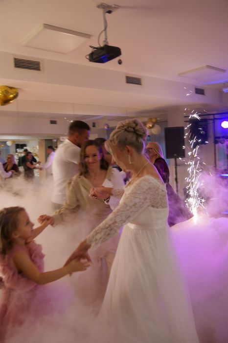 DJ Ramzex – Profesjonalna Oprawa Muzyczna fontanny iskier ciężki dym