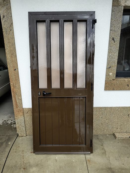 Porta e janelas de alumínio com portadas