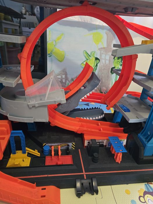 Hot Wheels Ultimate Garage com ataque tubarao
Hot Wheels City Ultimate