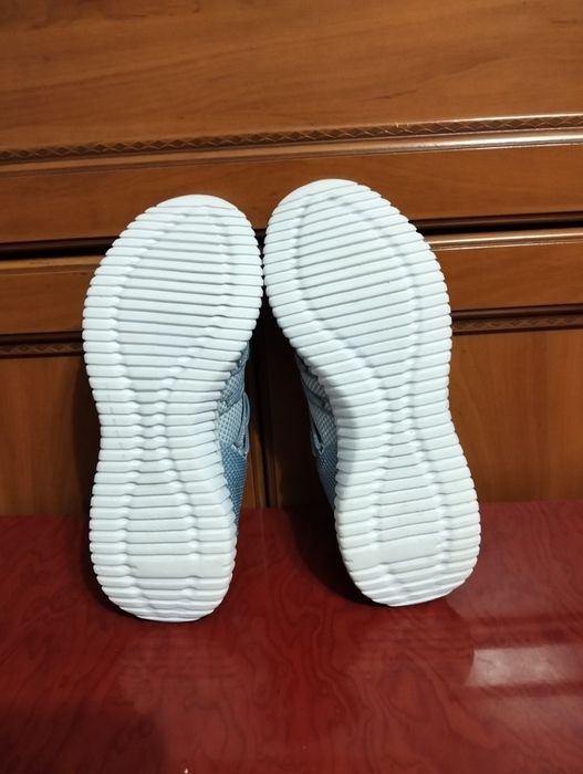 Взуття , кросівки Skechers