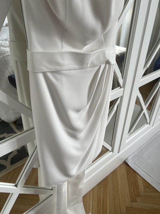 Elegancka suknia z kokardą w kolorze ecru