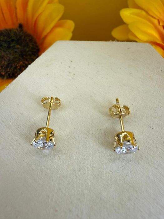 Brinco pequeno ponto de luz folheado a ouro com zirconia