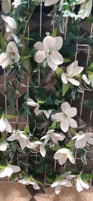 Ścianka kwiatów na drucie