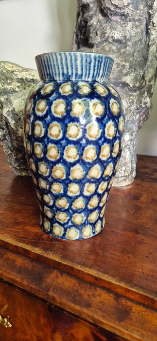 Aukcyjny zabytkowy wazon ceramiczny z Bolesławca (dawniej Bunzlau) pochodzący z przełomu XIX i XXw śląska sztuka użytkowa z okresu secesji