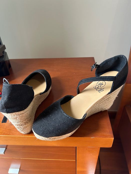 Sapatos com cunha praticamente novos,