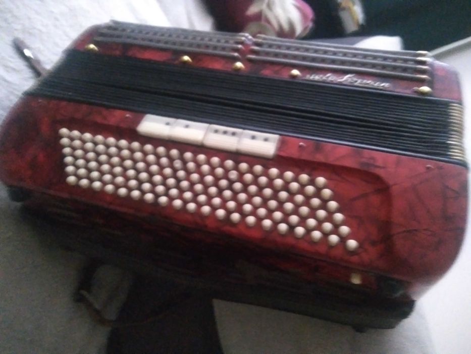 Akordeon 120 basów 4 chóry.