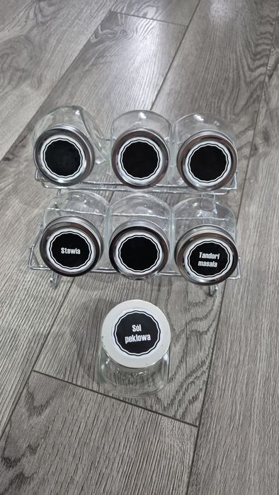 Stojak ze słoiczkami naklejki nowoczesny 7 słoików na przyprawy