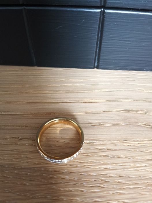 Obrączka z cyrkoniami złota stal nierdzewna r. 8 1,9mm średnicy piękna
