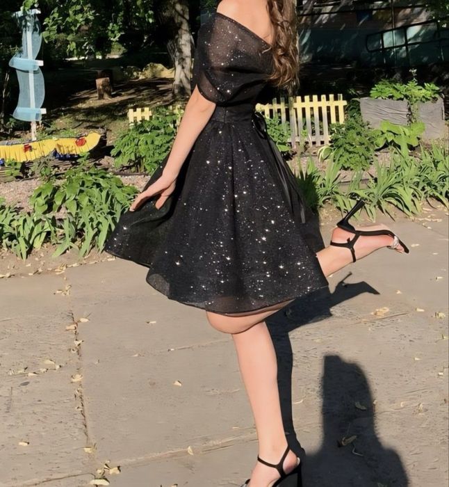 Випускна сукня чорного кольору