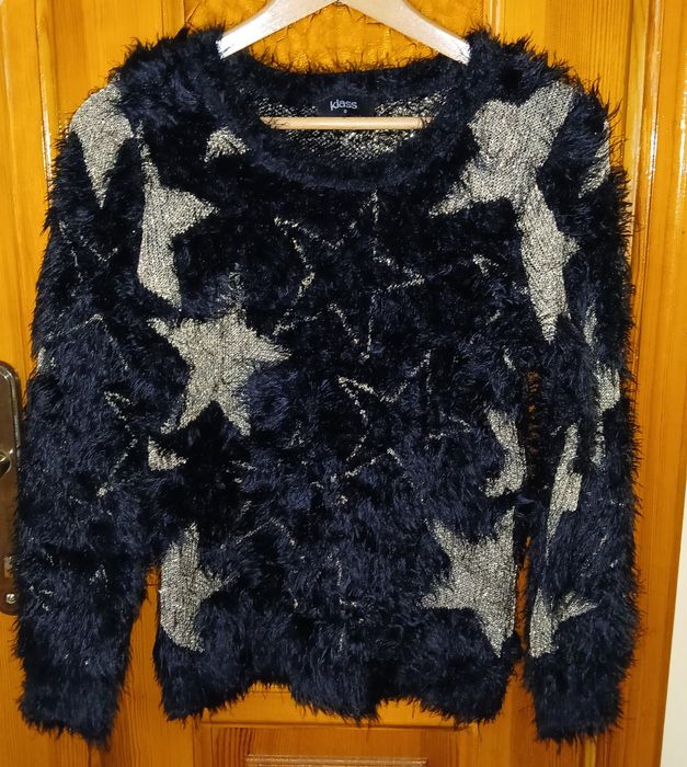 Damski sweter w gwiazdy.