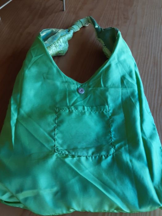 Vendo mala/ saco em cetim verde com missangas às cores