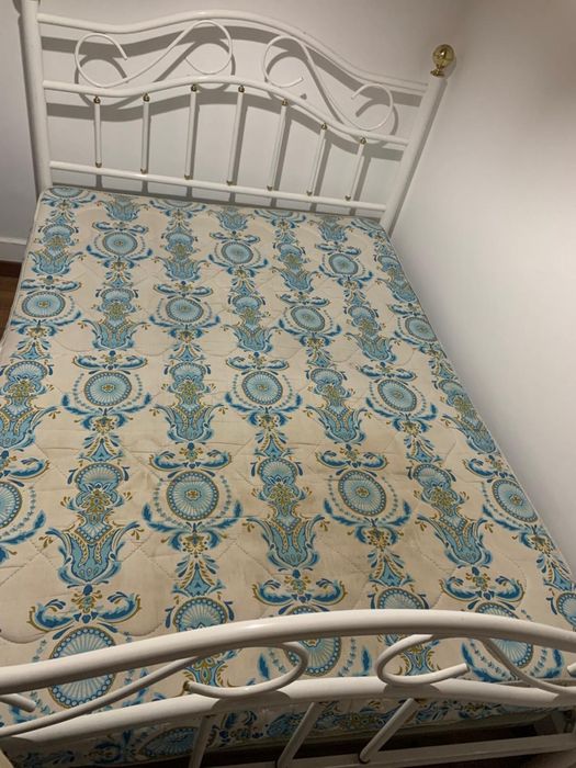2 Camas de Casal (Madeira Clássica e Ferro Branco) - Oportunidade