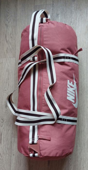 Сумка  б/у спортивная женская Nike 34L