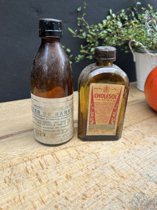 2  stare kolekcjonerskie butelki apteczne 1957r