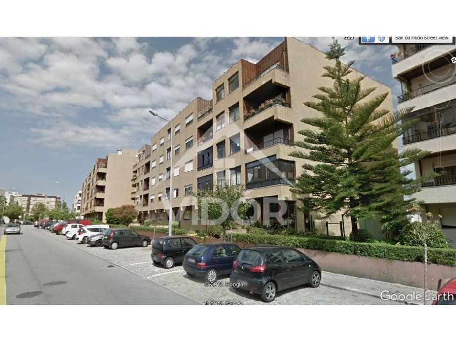 Garagem + Arrumo em Prédio nos Montes Burgos