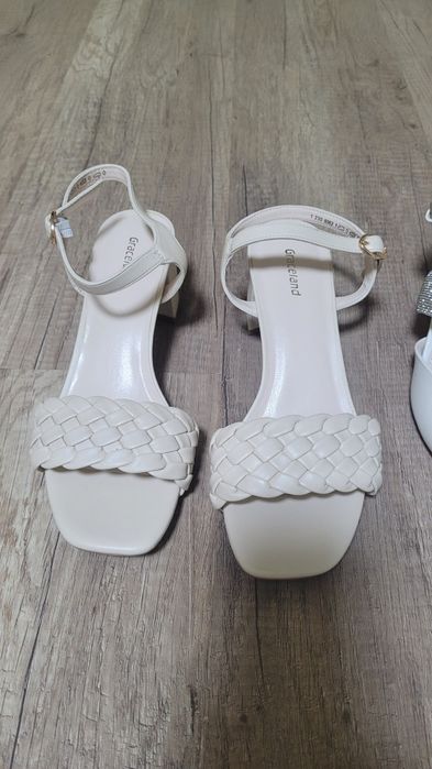 Продам босоніжки Нові!