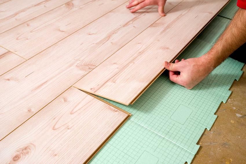 Montaż układanie paneli podłogowych desek Barlinek.