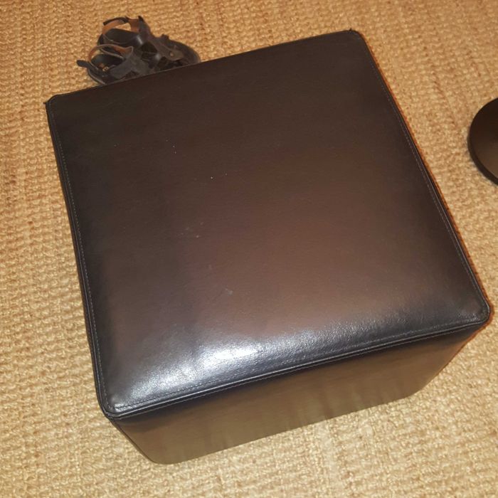 Sofá de pele + repousa-pés