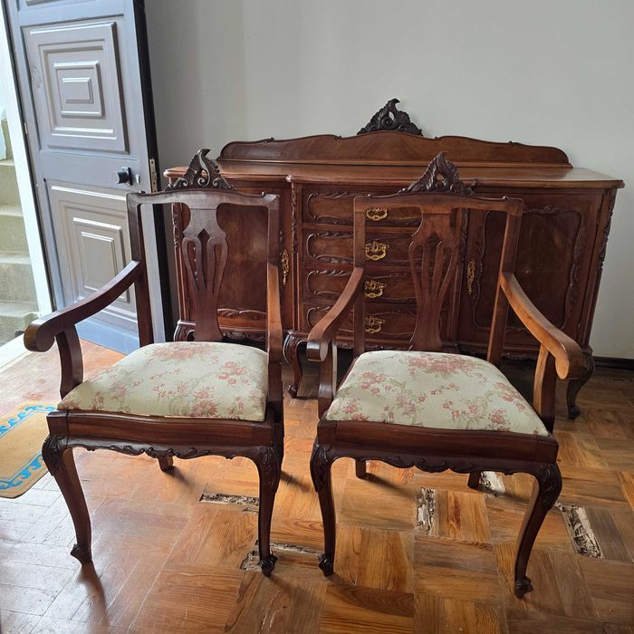 Mobília de sala de jantar antiga em madeira maciça
