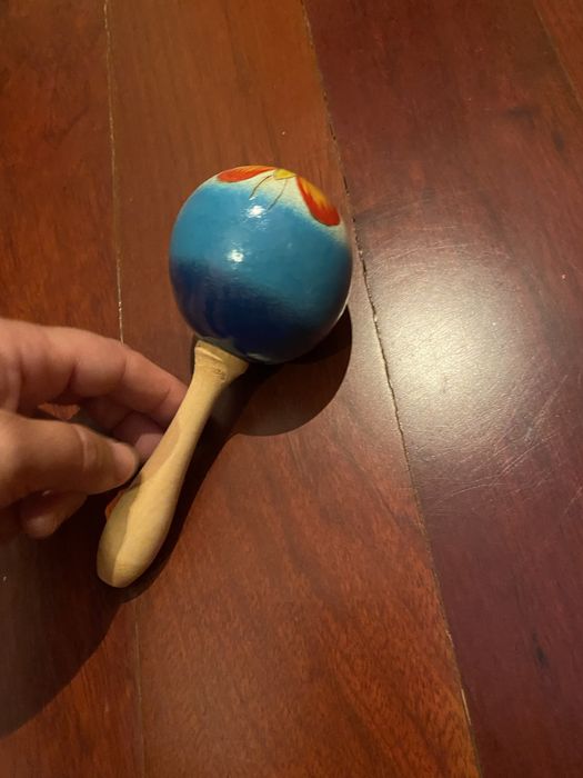 Matraca infantil de madeira