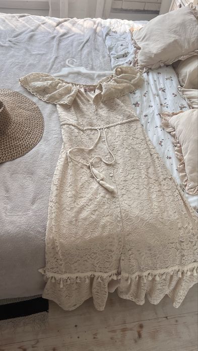 Suknia ślubna beżowa kremowa boho w kwiaty ażurowa długa hiszpanka