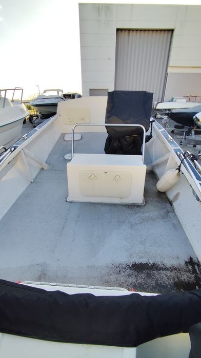 Barco catamarã com atrelado