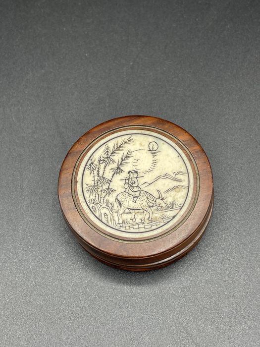 Bússola chinesa giratória de madeira e material nobre
