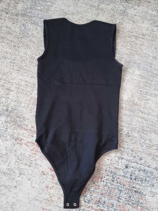 Czarne body wyszczuplające modelujące prążkowane rozmiar M