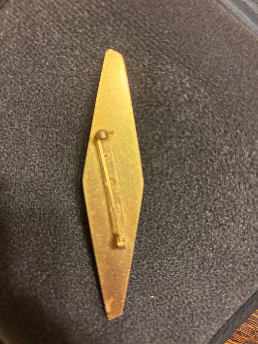 Broszka Rochas w kształcie sztabki złota