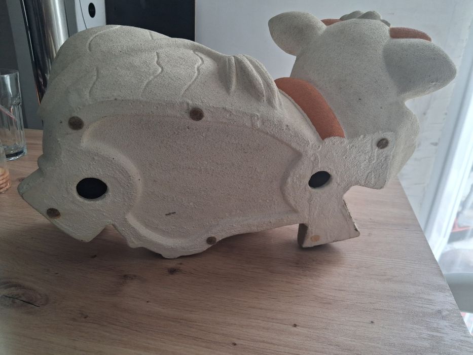 Figura decorativa de vaquinha em cerâmica / terracota - como nova