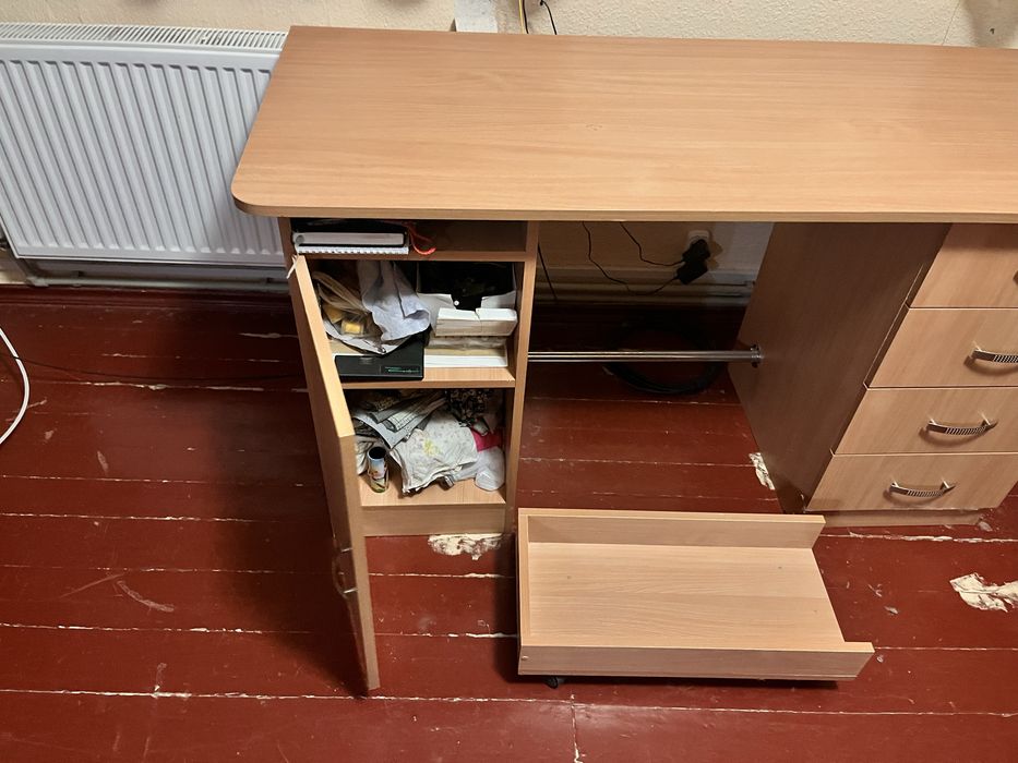 Письмовий стіл для школярів та офісу