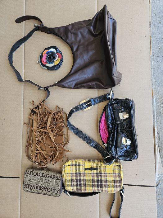 bolsas femininas de vários tamanhos e marcas