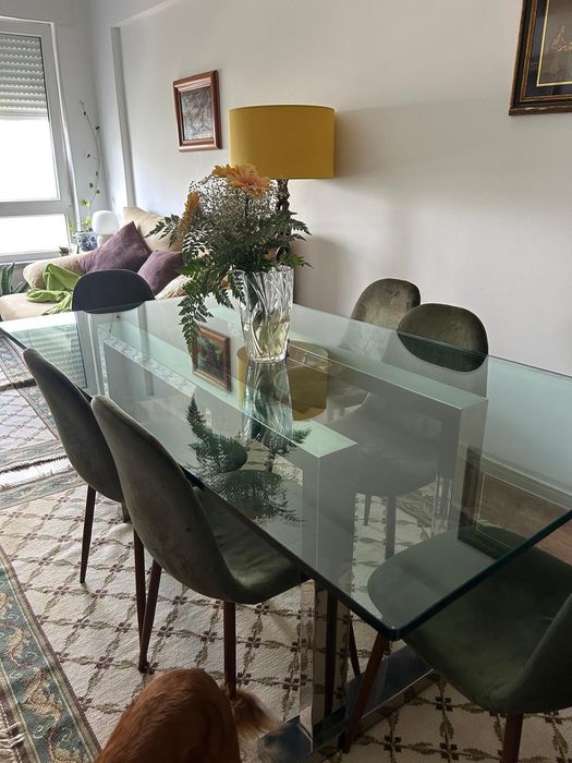 Mesa de vidro com pé em metal