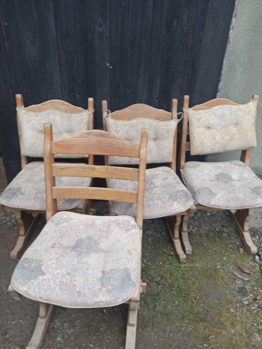 cztery solidne krzesła