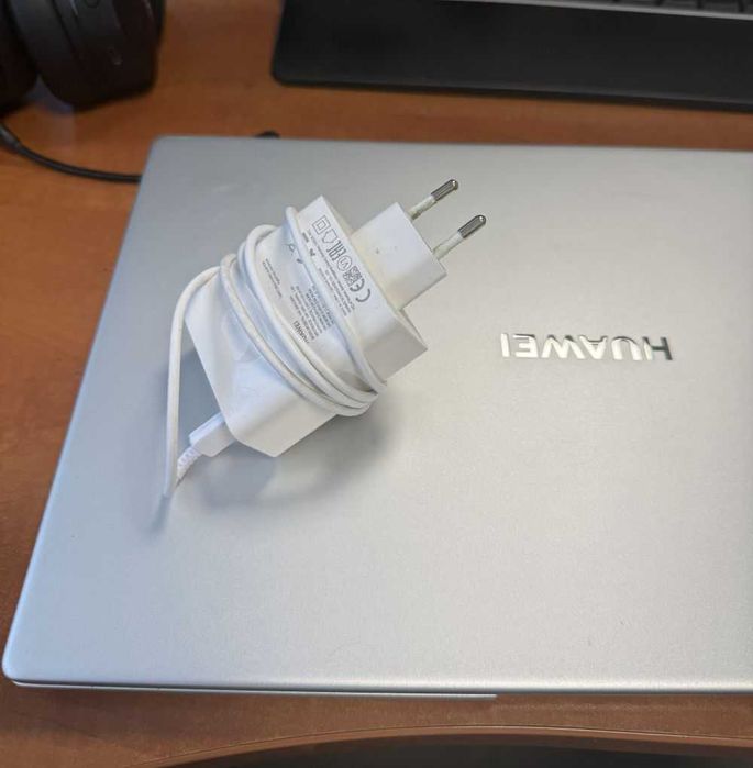 Uszkodzony Laptop Huawei Matebook D15 i5-10th / 8Gb / Ładowarka