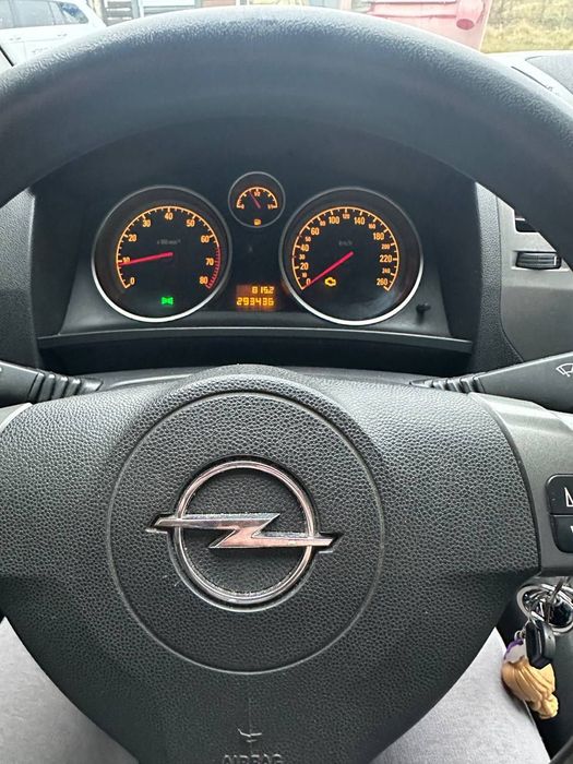 Машина Opel Zafira B