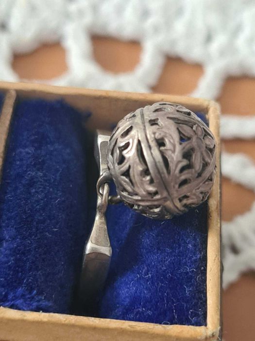 Pierścionek szarotka, ruchoma kulka Warmet