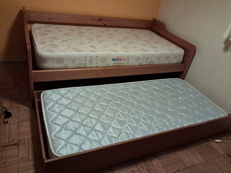 Cama com gaveta e respetivos coleções e mesa de cabeceira