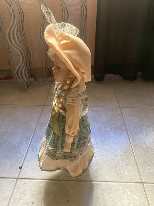 Boneca em porcelana