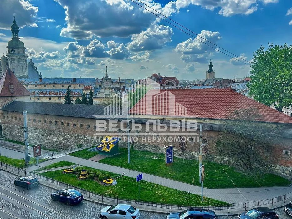 Продаж автентичної квартири з неймовірним видом в центрі