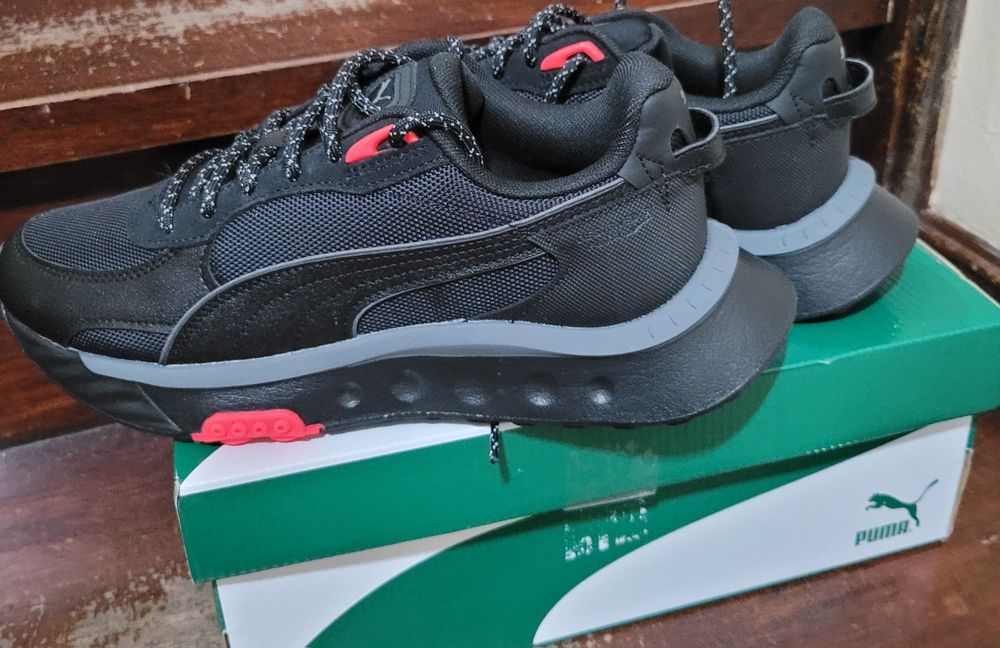 Sapatilhas Puma- Preto com apontamentos vermelho